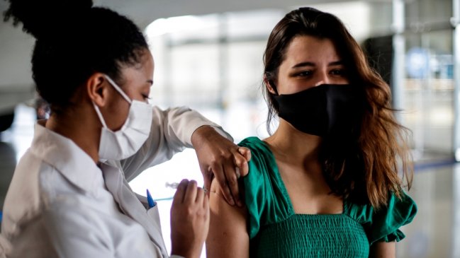 Brasil suspendió vacunación de adolescentes por 