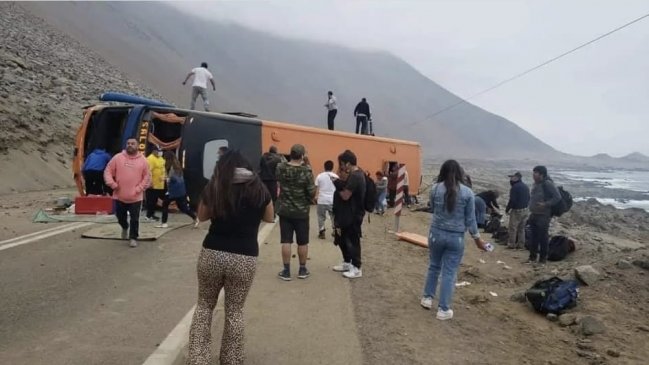 Volcamiento de bus de pasajeros deja 40 lesionados en Tarapacá