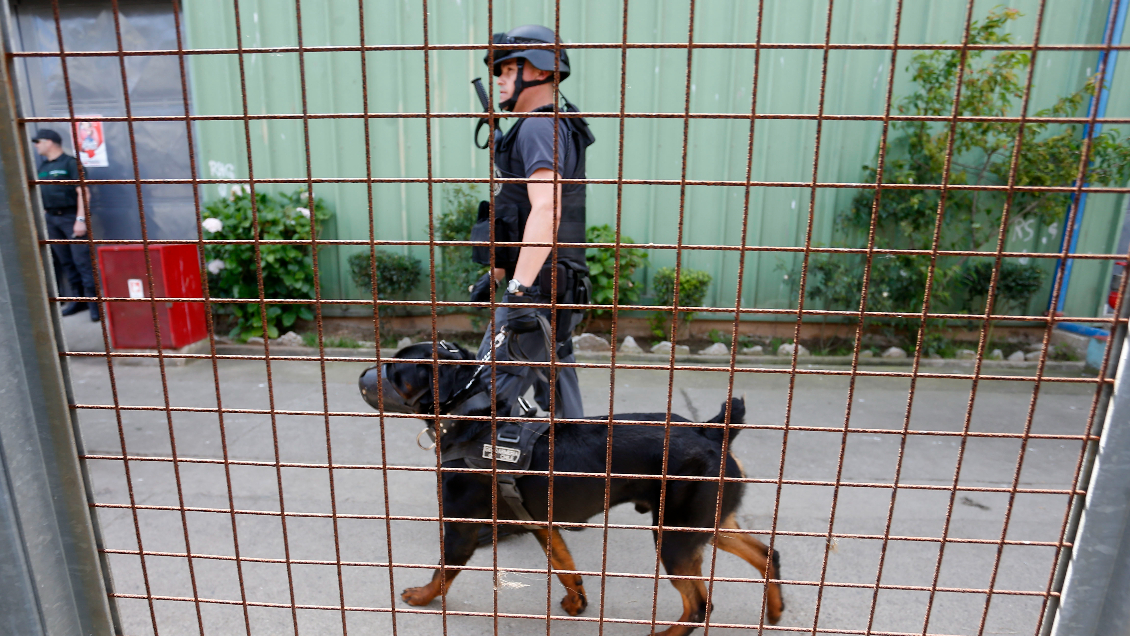 Gendarmería encontró armas blancas y sustancias ilícitas tras allanamiento en cárcel de Puerto Montt
