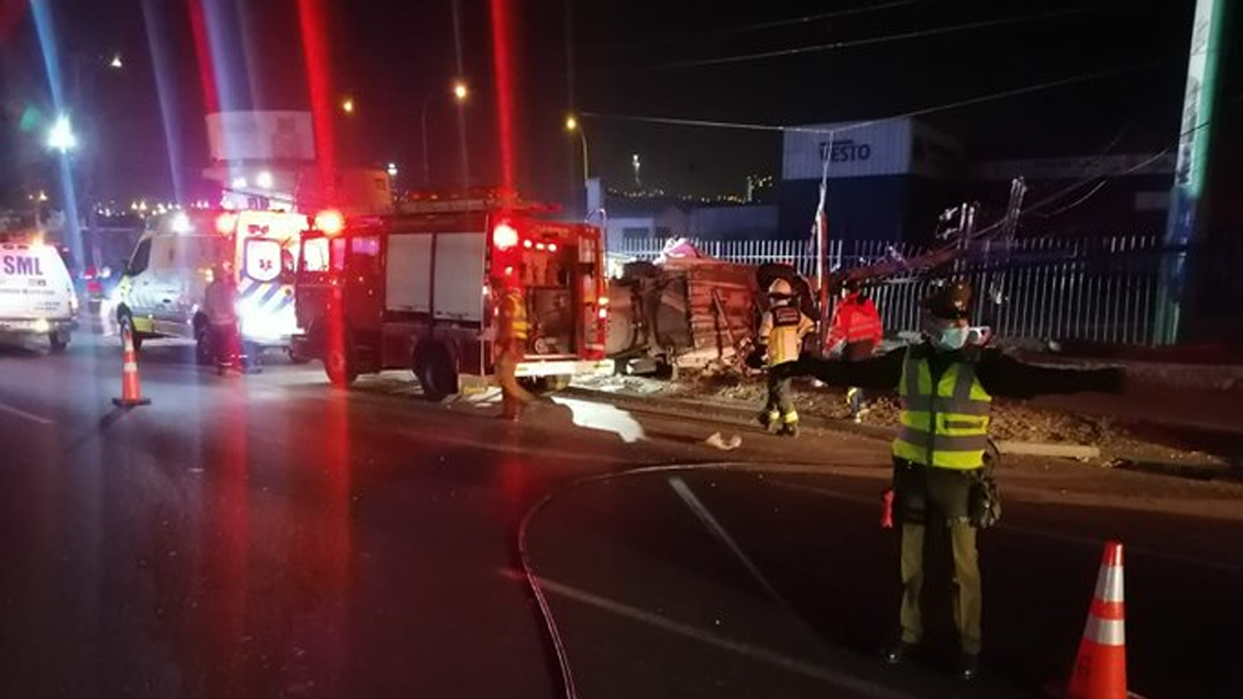Dos personas murieron tras chocar postes y volcar en Coquimbo