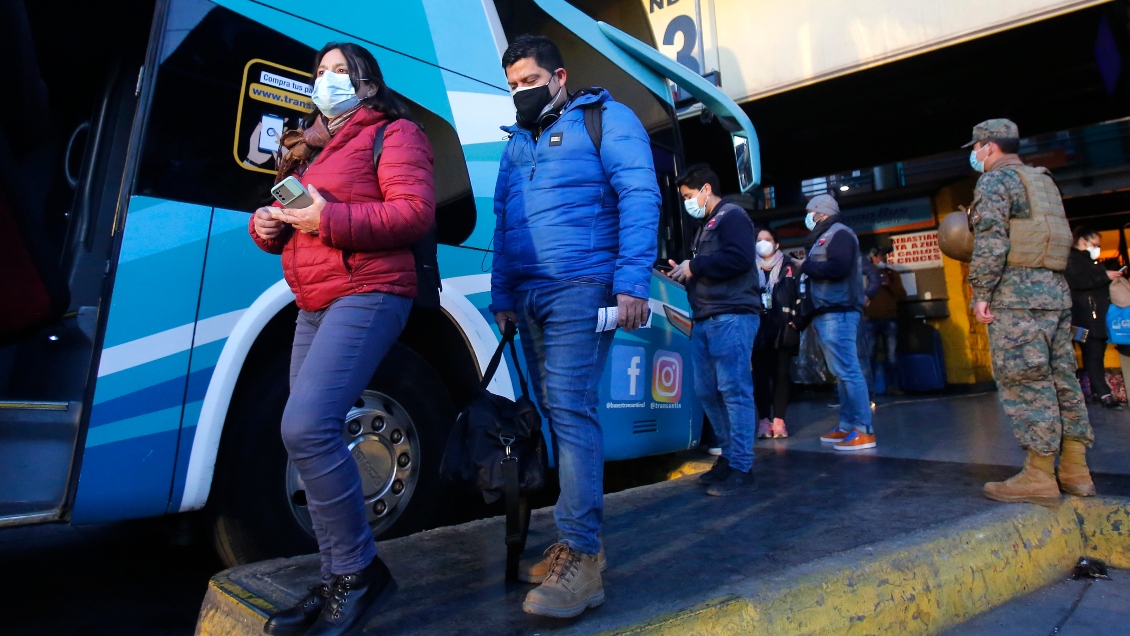 Minsal busca a pasajeros de bus que viajó de Santiago a Curicó tras caso de Covid