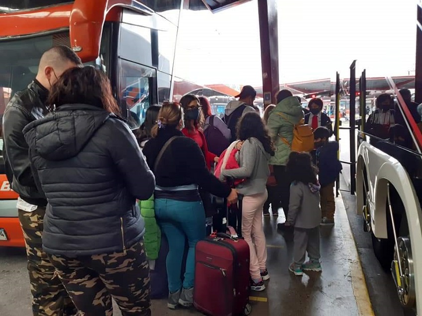 Minsal logró aislar a 54 contactos de paciente Delta que viajó en bus desde Santiago a Curicó