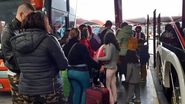 Minsal logró aislar a 54 contactos de paciente Delta que viajó en bus desde Santiago a Curicó
