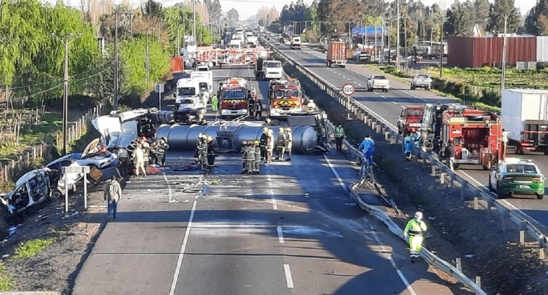 Al menos una persona fallecida dejó choque múltiple en Villa Alegre