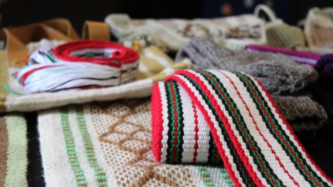 Artesanas indígenas de Ñuble y Biobío intercambiaron conocimientos sobre textilería