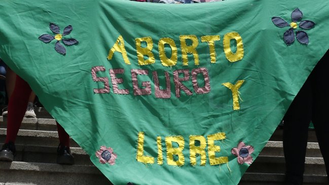 Investigador refuta afirmación falsa de Kast sobre aborto: Legalizarlo es clave para la salud de las mujeres