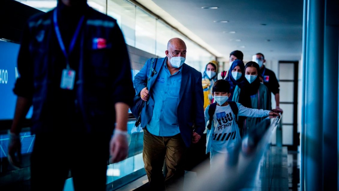 Llegó a Chile grupo de 15 afganos que huyó del régimen talibán