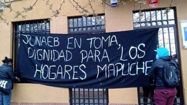 Estudiantes universitarios se tomaron oficinas de Junaeb en Temuco