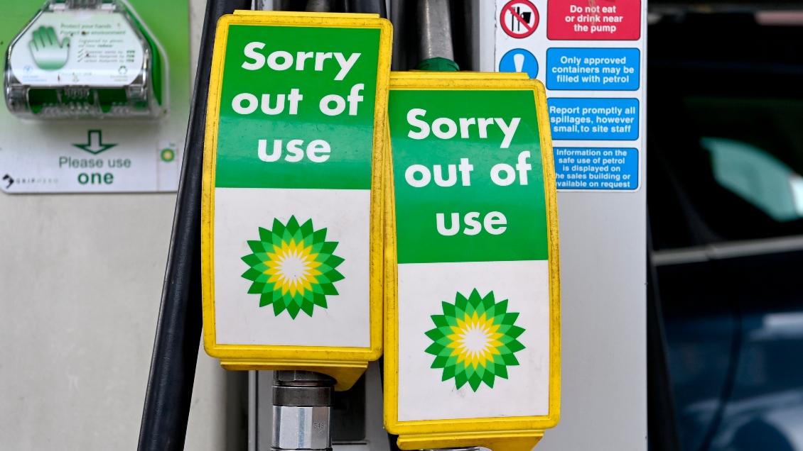 Continúan las largas filas de vehículos en las gasolineras británicas