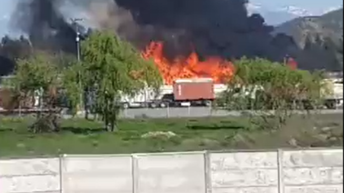 Incendio en empresa afectó a restaurante y dos casas en Teno