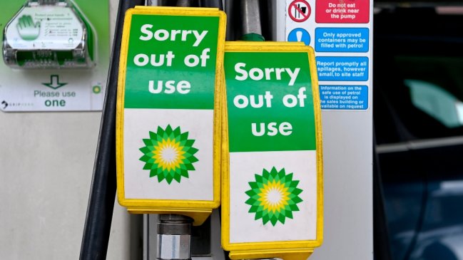Continúan las largas filas de vehículos en las gasolineras británicas