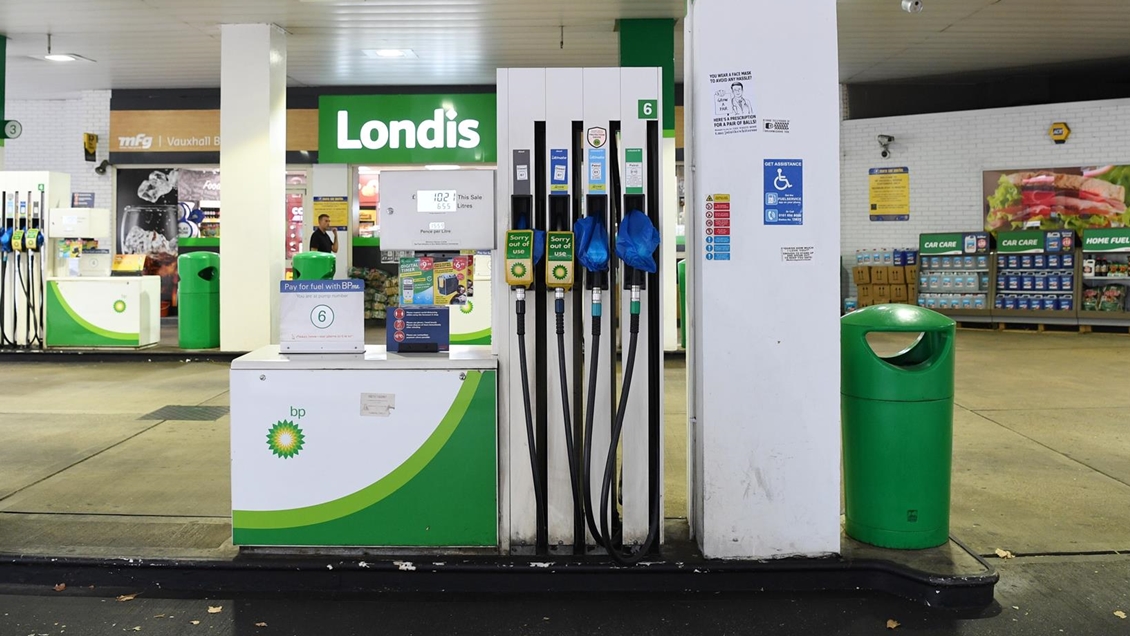 Gobierno británico admite que escasez en gasolineras puede durar otra semana