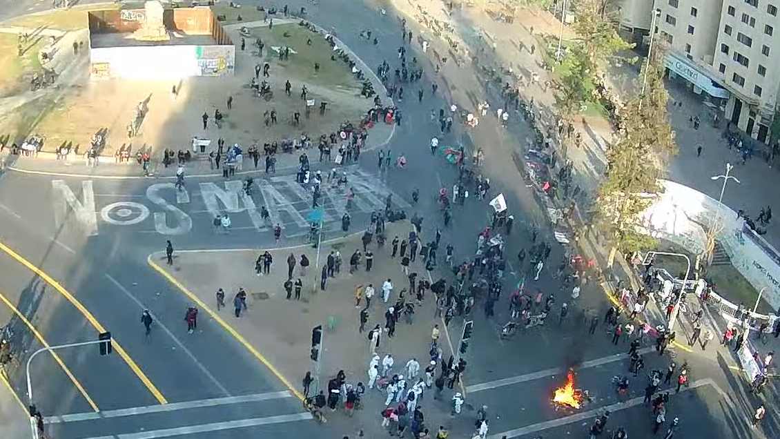 Nuevo viernes de manifestaciones: Se registran barricadas en Plaza Baquedano
