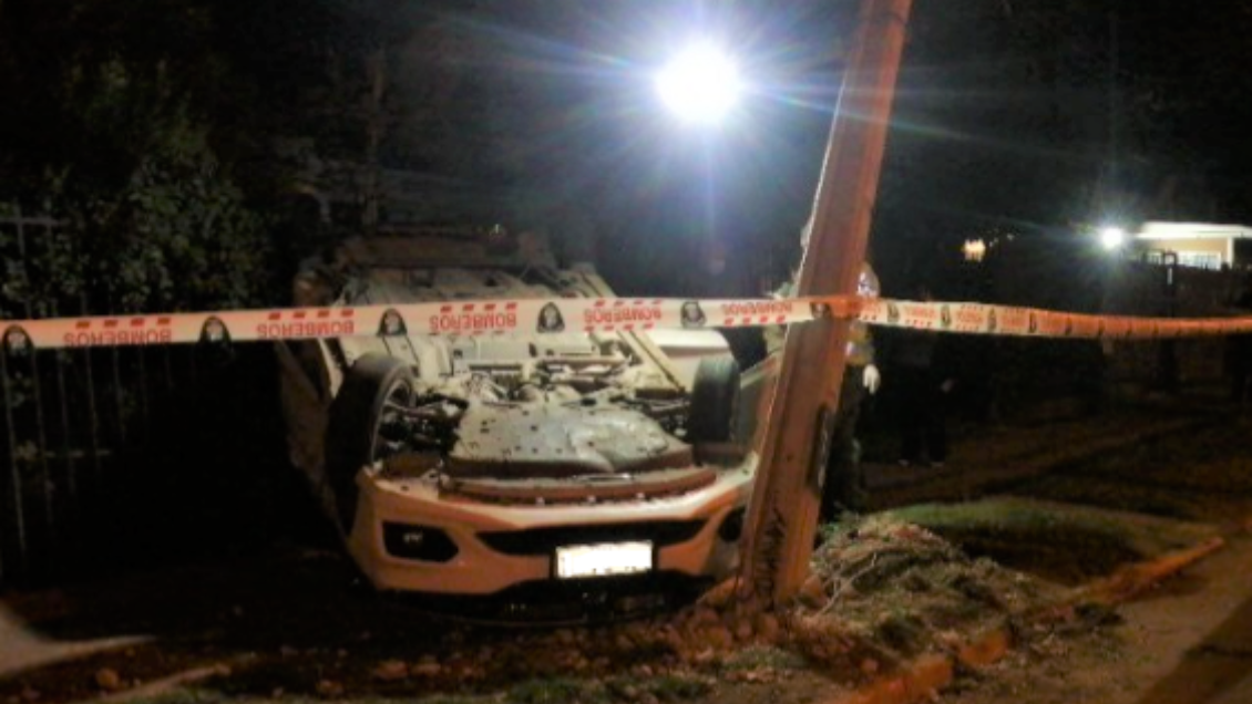 Vehículo quedó inserto en el patio de una casa en Peñalolén: Chofer estaba ebrio