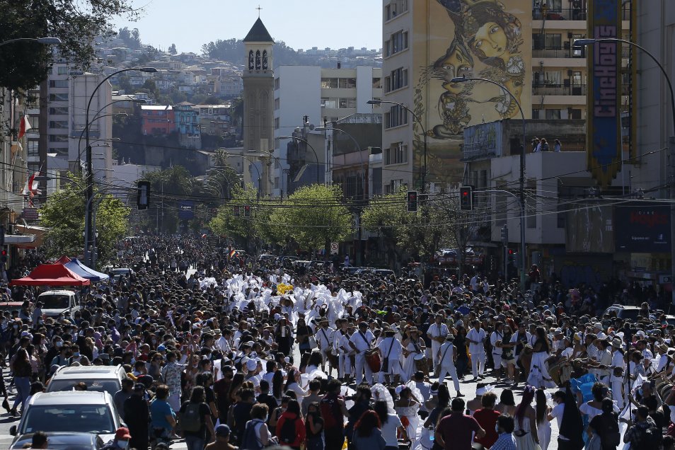 Carabineros cifró en 10 mil los asistentes al carnaval Mil Tambores de Valparaíso