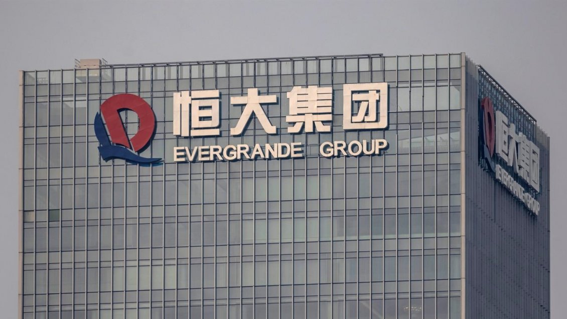 Sin dar más detalles, Evergrande suspendió la negociación de sus títulos en la Bolsa de Hong Kong