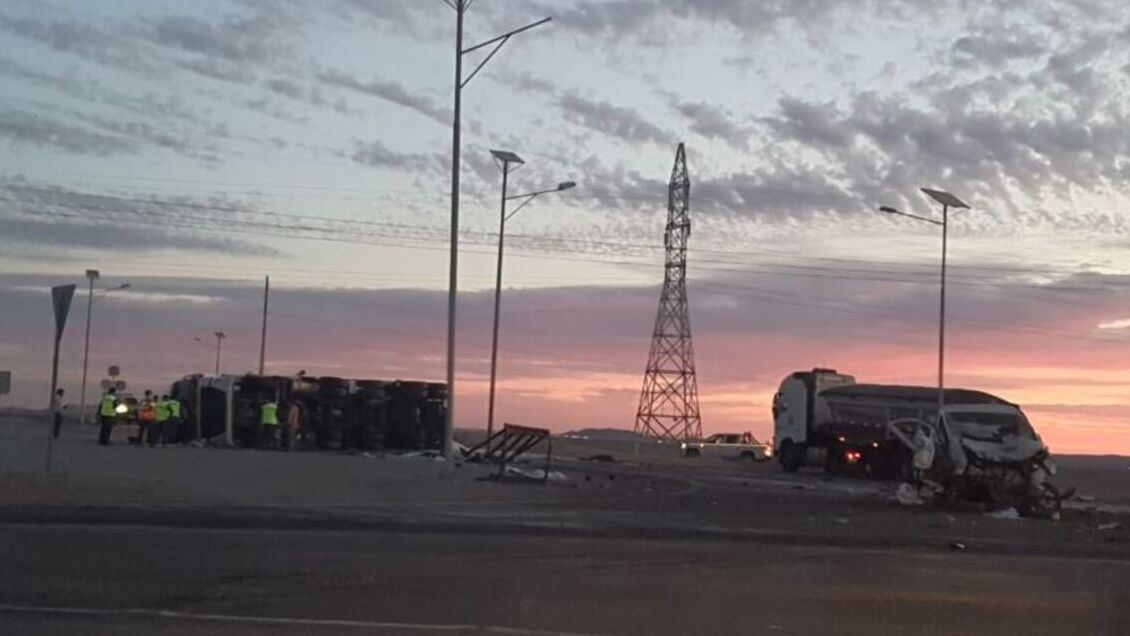 Un muerto y dos heridos graves tras colisión entre camiones en María Elena