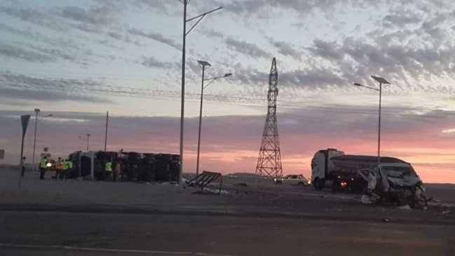 Un muerto y dos heridos graves tras colisión entre camiones en María Elena