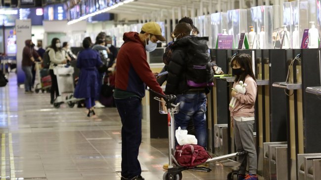 Desde noviembre los niños podrán viajar fuera de Chile sin pase de movilidad