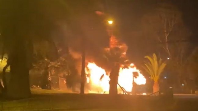 Dos micros fueron incendiadas y otra vandalizada por violentistas en Villa Francia