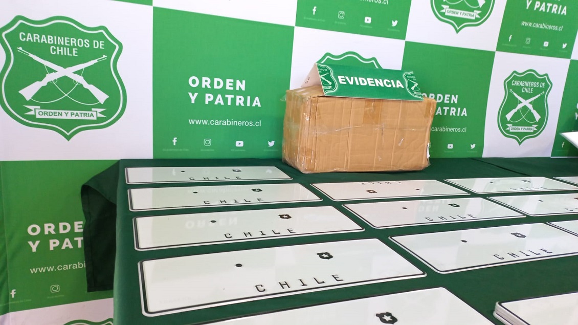Sujetos pretendían llevar 300 placas patentes falsificadas a Santiago