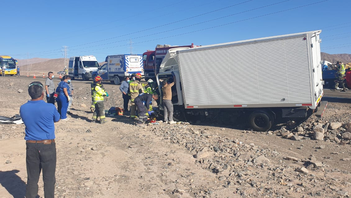 Colisión frontal de camiones en Antofagasta deja seis lesionados