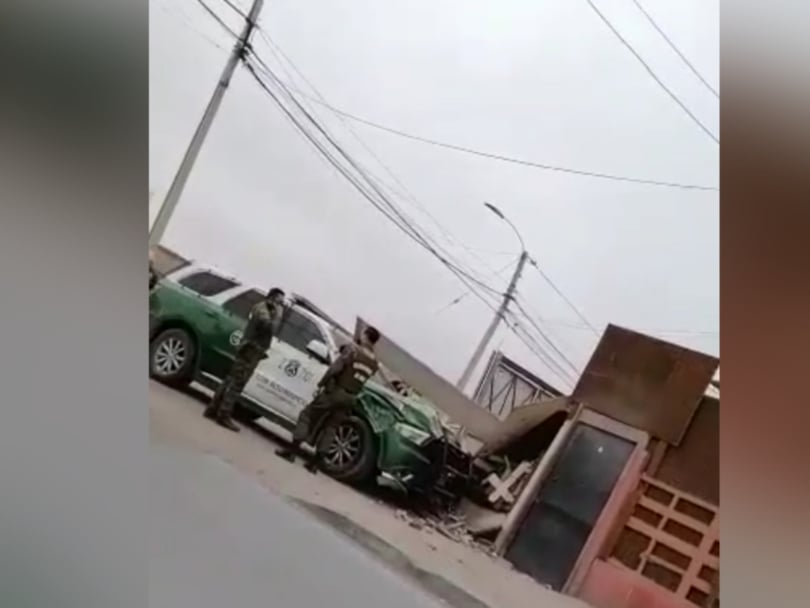 Patrulla de Carabineros se estrelló contra una casa en la comuna de Alto Hospicio