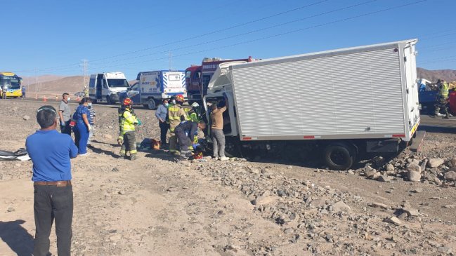 Colisión frontal de camiones en Antofagasta deja seis lesionados