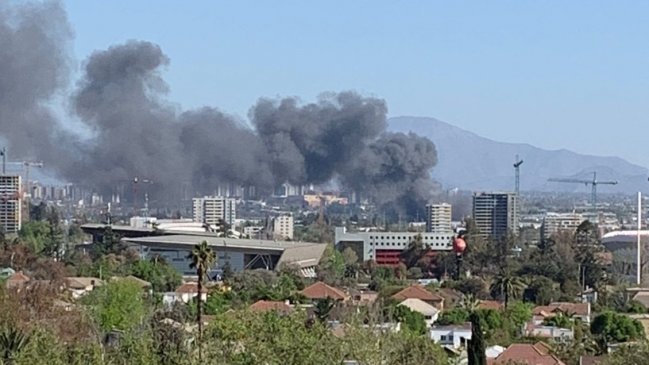 Confirman un fallecido en violento incendio que afectó bodegas de Macul