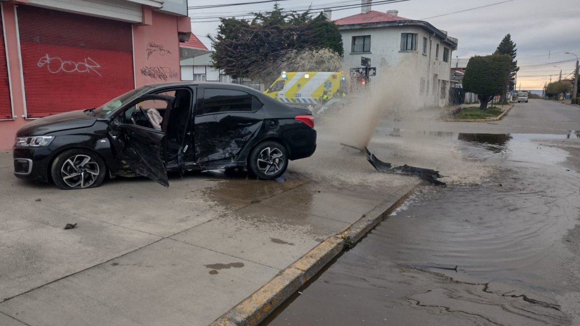 Dos lesionados por violenta colisión vehicular en el centro de Punta Arenas