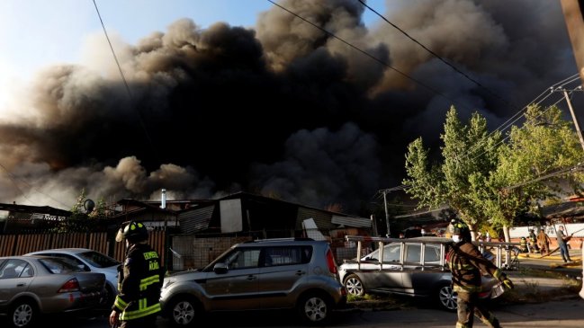 Incendio en Macul está controlado: Bomberos trabaja por rebrotes