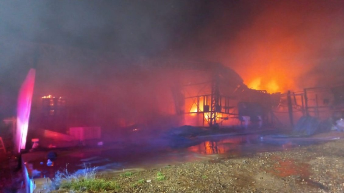 Incendio arrasó un packing en Ovalle: Auto, camión, tractores y grúa quemados