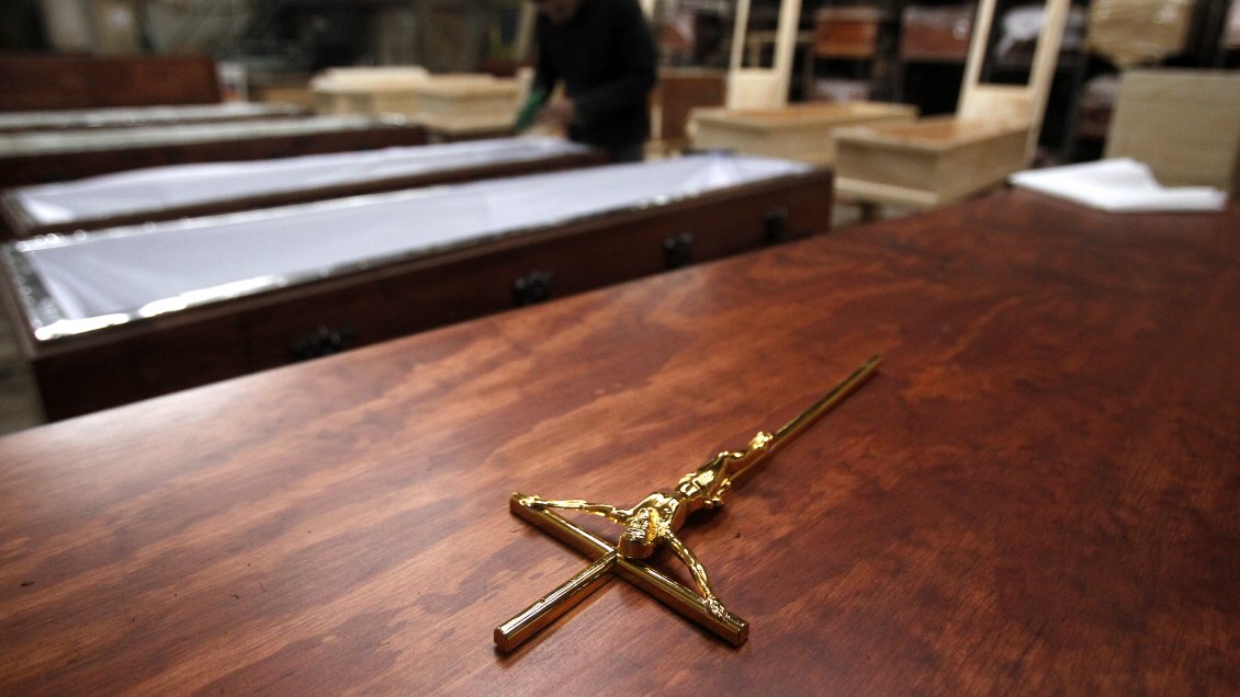 Hombre fue hallado muerto al interior de la funeraria que regentaba