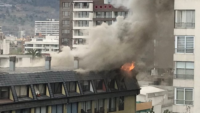 Bomberos combate incendio que afecta a departamentos en Providencia