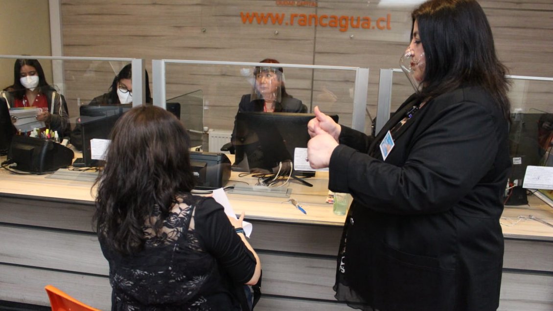 Interprete de lengua de señas será facilitadora en trámites de departamento municipio de Rancagua