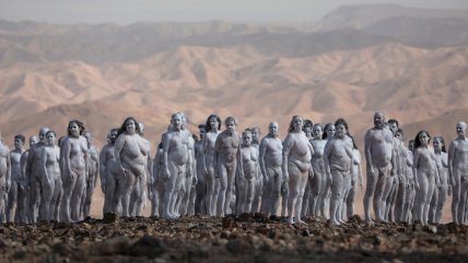 Fotógrafo Spencer Tunick pinta de blanco a cientos de personas para salvar el Mar Muerto