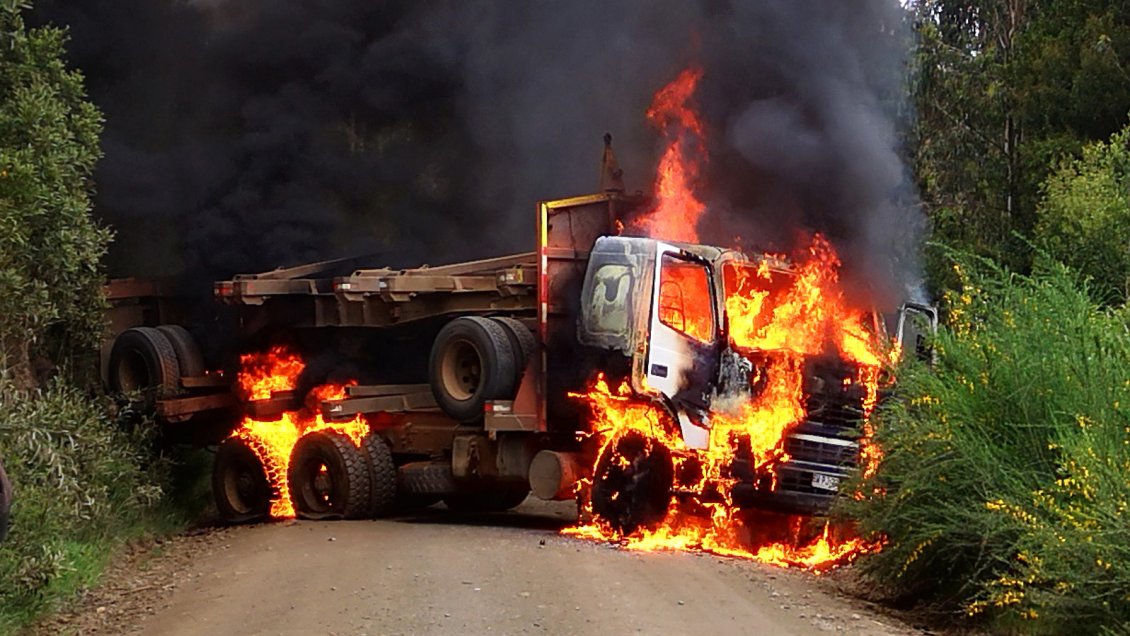 Encapuchados quemaron dos camiones y un auto particular en Tirúa