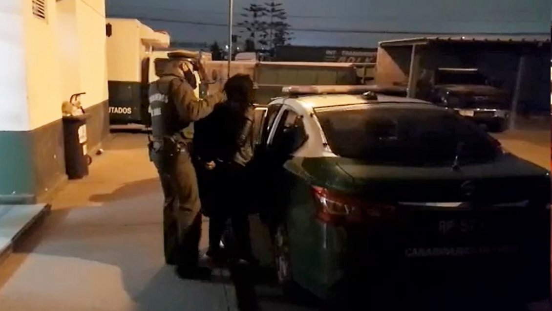 Dos detenidos por robo a local comercial: Manejaban auto con encargo por robo y con patente cambiada