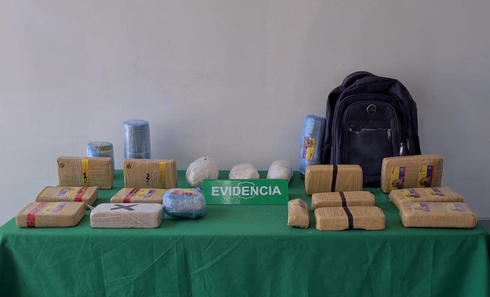 Hallan 68 kilos de droga al interior de un vehículo abandonado en el desierto