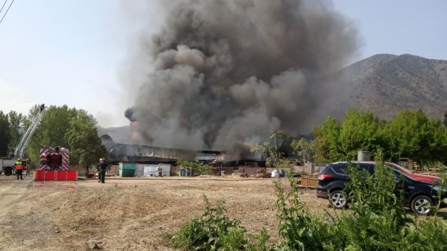 Incendio afecta a fábrica de plásticos en Huechuraba