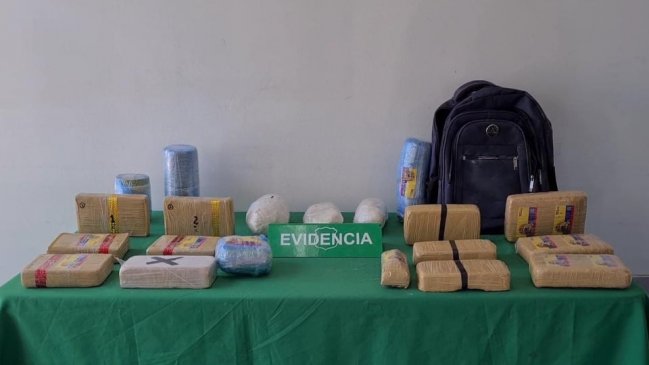 Hallan 68 kilos de droga al interior de un vehículo abandonado en el desierto