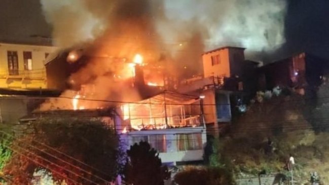 Incendio en cerro Perdices de Valparaíso dejó seis casas destruidas y 14 damnificados