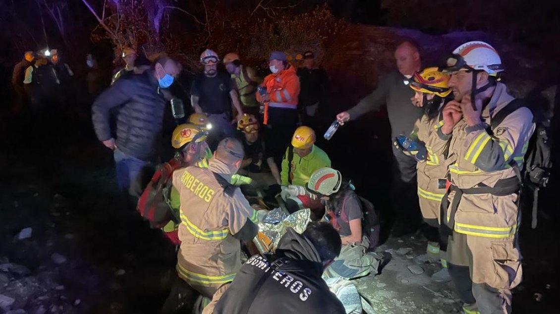 Tras 15 horas de trabajo rescatan a excursionista accidentado por caída de roca de 200 kilos
