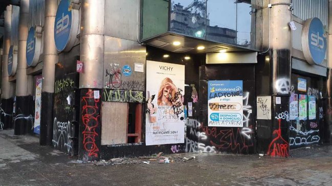 25-O: Farmacia de Santiago Centro fue saqueada con trabajadores y clientes al interior