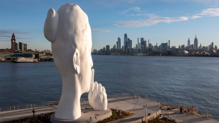   Enorme escultura llama al silencio en orillas del Río Hudson 