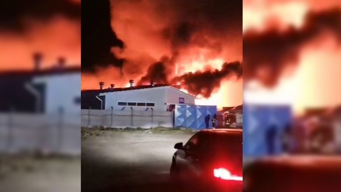 Bomberos combate gran incendio en complejo industrial en Calera de Tango