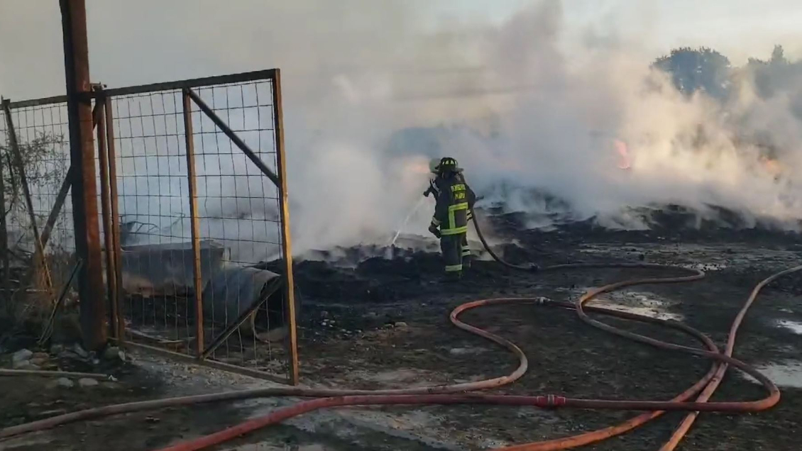 Incendio afectó a fábrica de pallets en Pudahuel: Cuatro viviendas afectadas y una veintena de damnificados