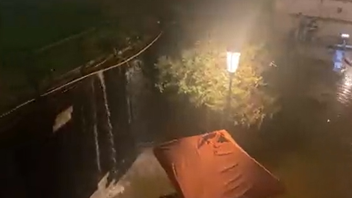 Las Condes: Rotura de matriz inundó el Subcentro de Escuela Militar