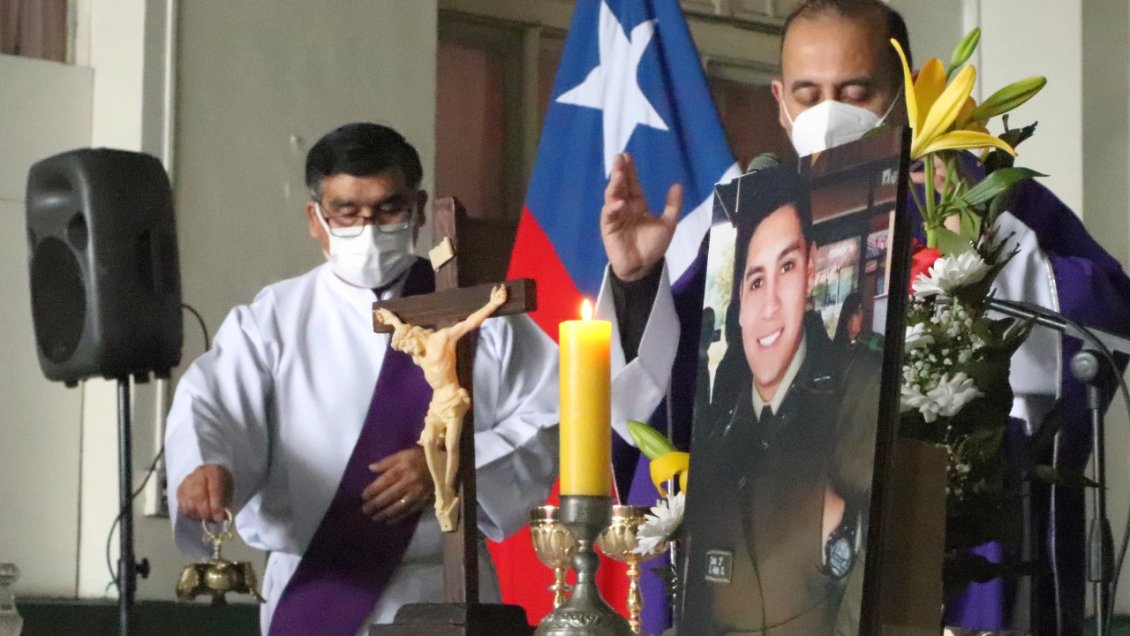 Carabineros en Temuco realizaron misa conmemorativa a un año del asesinato del cabo Naín