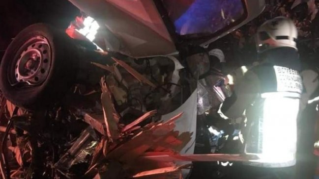 Camión volcó sobre furgón en Cauquenes: Copiloto murió y menor quedó en riesgo vital